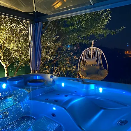 T&a Avec Jacuzzi A 11km De La *